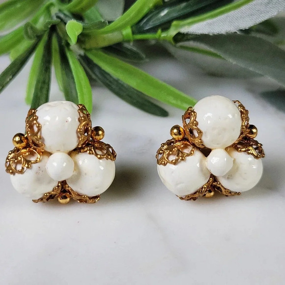 Vintage Clip On Earrings Bead Filligree End Caps Cream Gold-tone Estate … - Picture 1 of 9